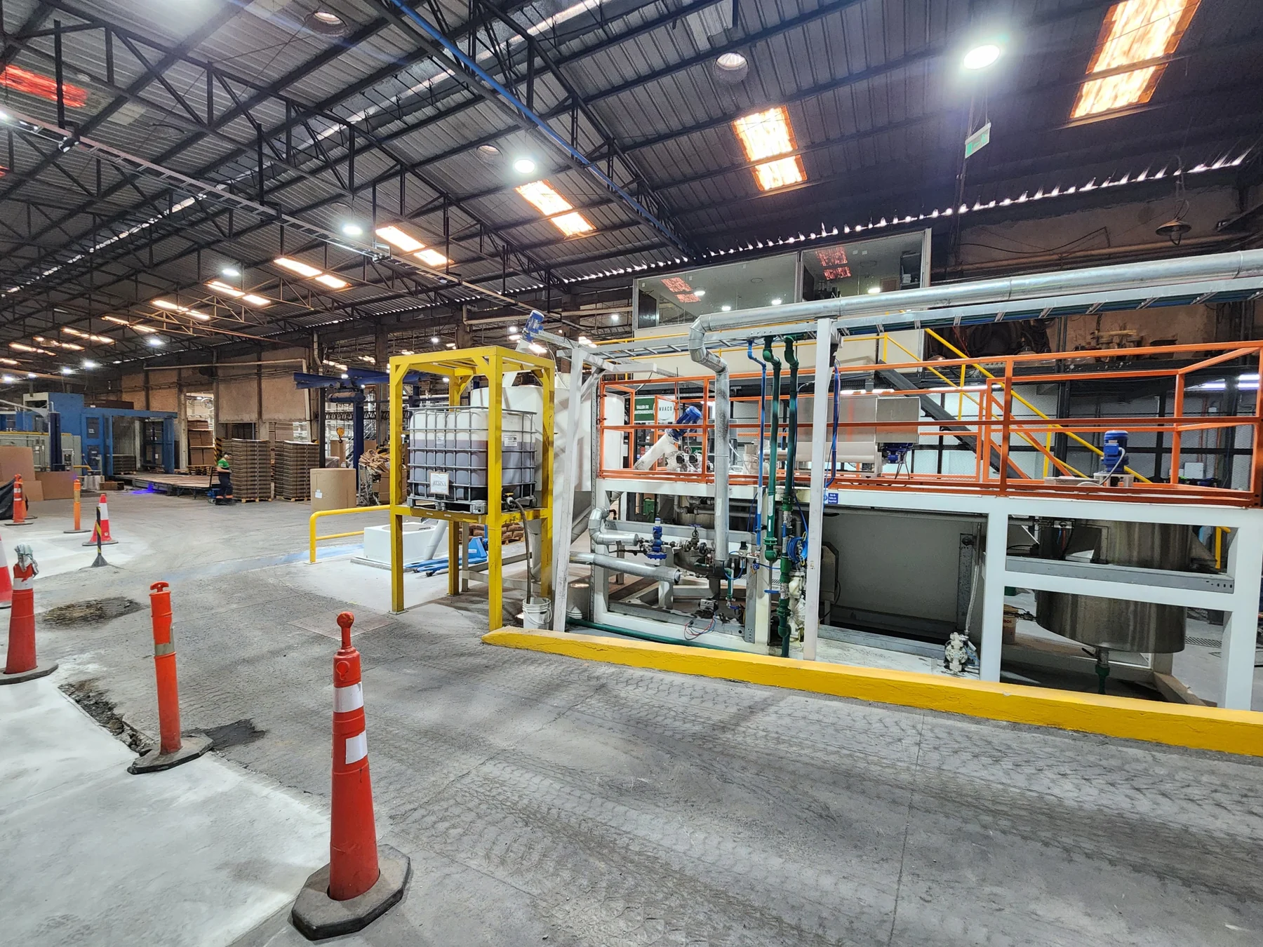 Instalaciones y equipos en un entorno industrial