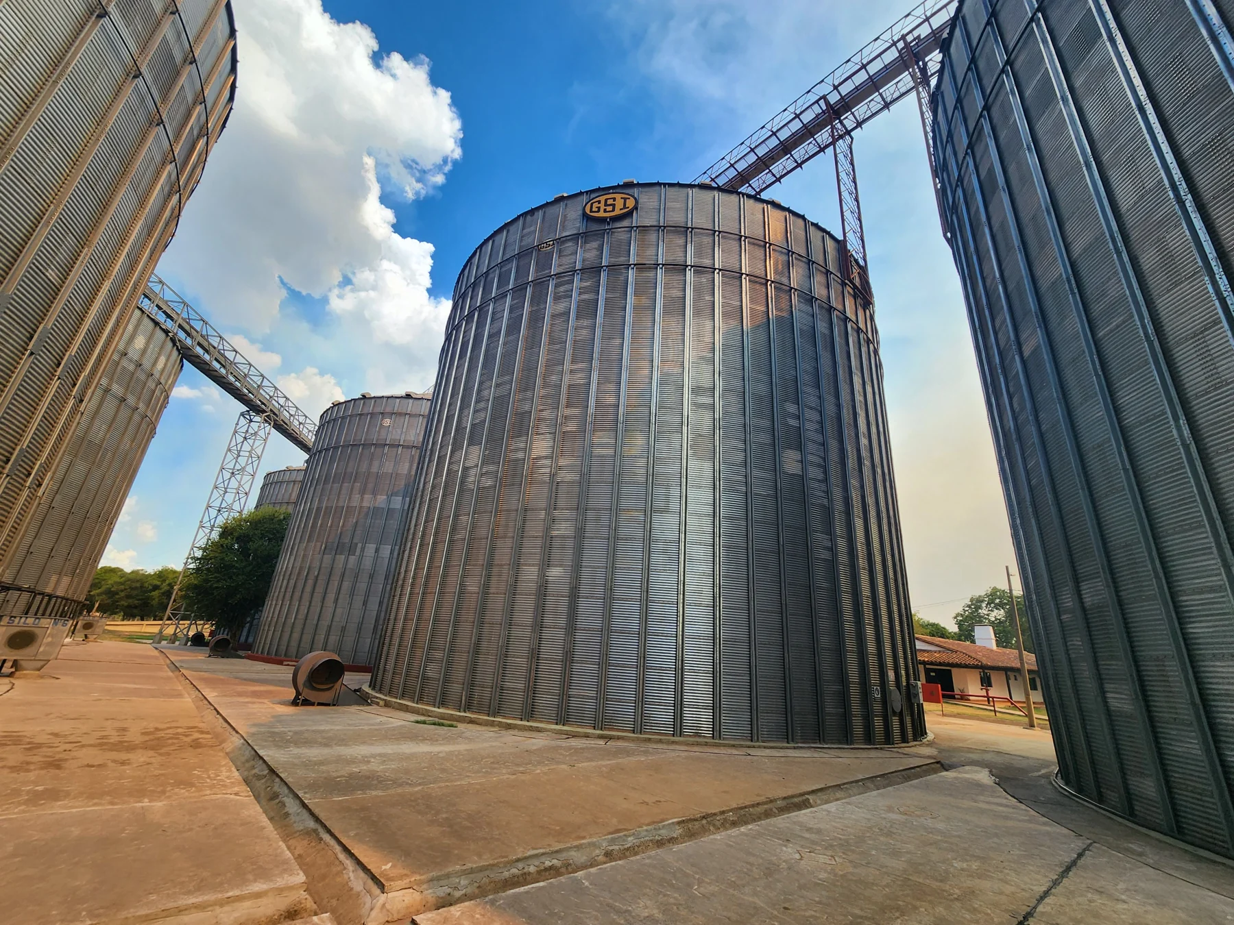 Silos e infraestructura industrial fotografiados por Fernando Antar