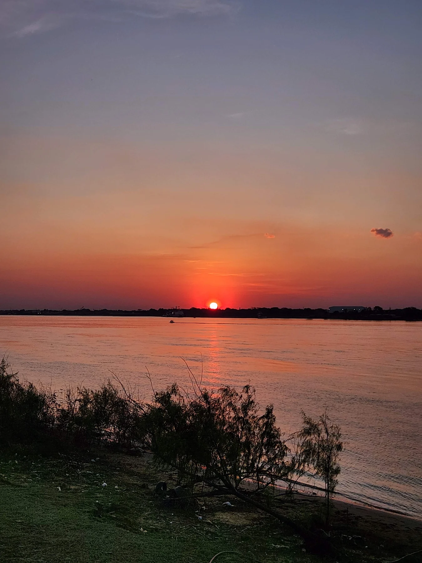 Atardecer sobre el agua