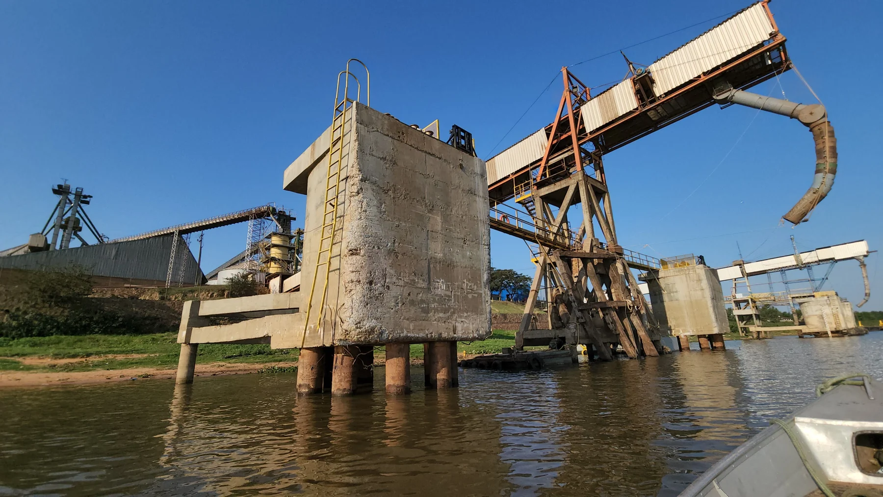 Infraestructura de carga junto al río